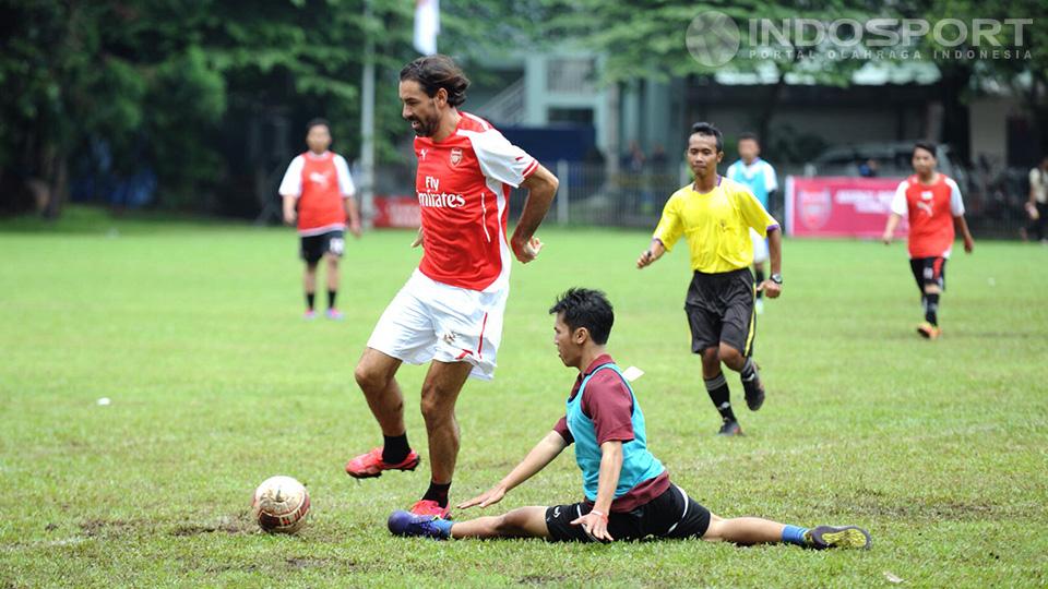 Jegal. Pires melewati lawan yang mencoba menjegal lajunya dalam membawa bola.